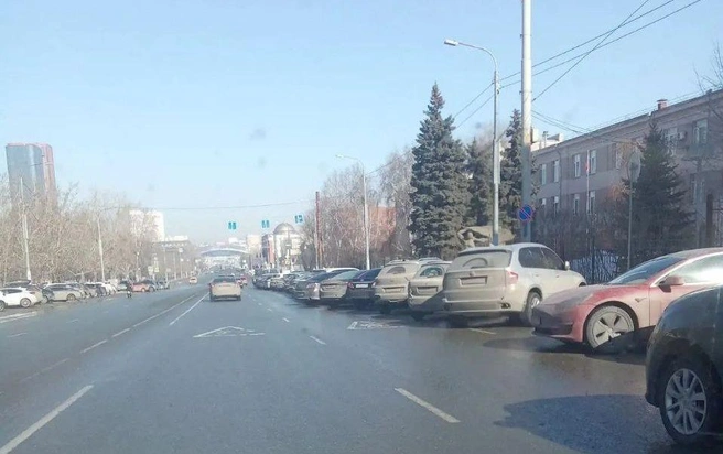 Традиционное безумие около школы № 1 на Красной. Проблеме много лет, и порой здесь действительно страшно ехать: одни выезжают, другие заезжают, особо одаренные жмутся вторым рядом… К слову, при отсутствии знаков парковка осуществляется параллельно краю проезжей части, а не диагонально на две полосы&nbsp;— уже само это влечет эвакуацию (за помехи проезду) | Источник: читатель 74.RU