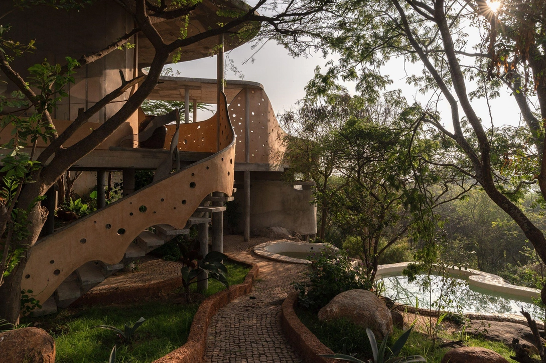 Наедине с природой: посмотрите дом на сваях в Индии | mcmaison.ru