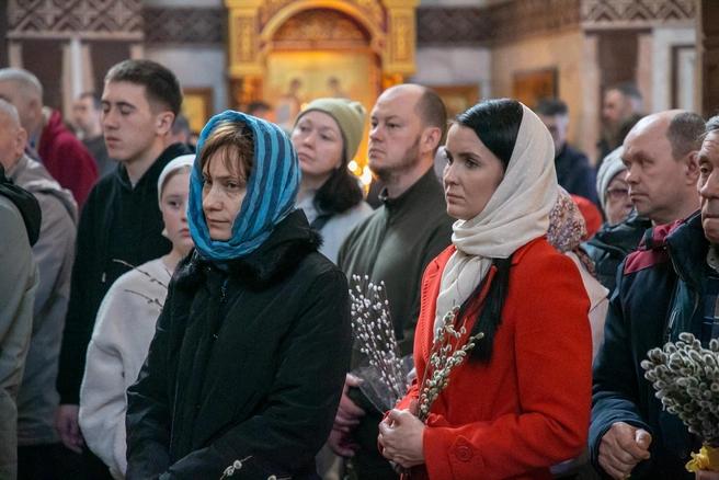 На службе было много горожан | Источник: ugraeparhia.ru