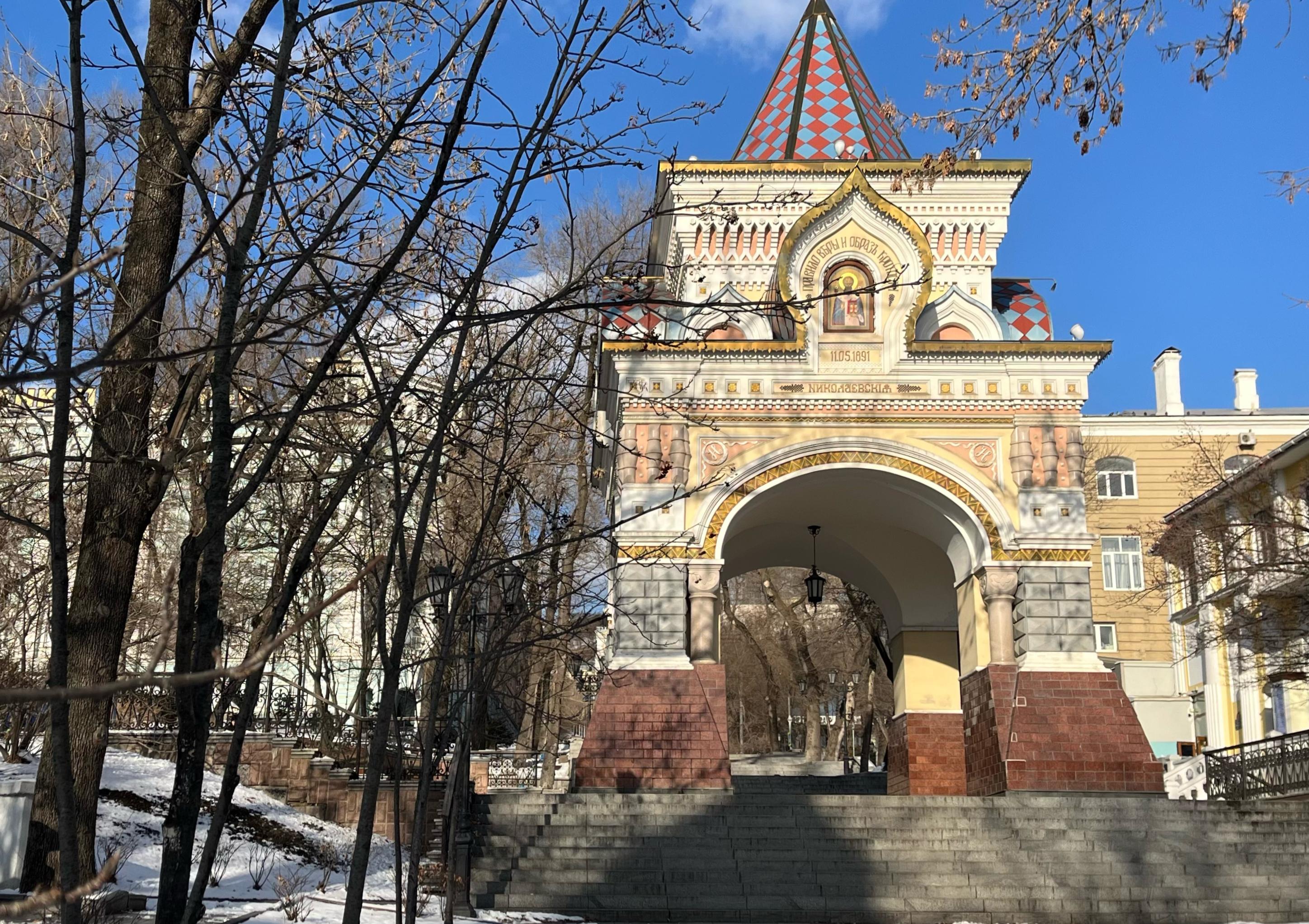 Николаевские триумфальные ворота в 1922 и почти сто лет спустя. Эту арку восстановили и открыли заново в 2003 году | Источник: Елена Буйвол / VLADIVOSTOK1.RU