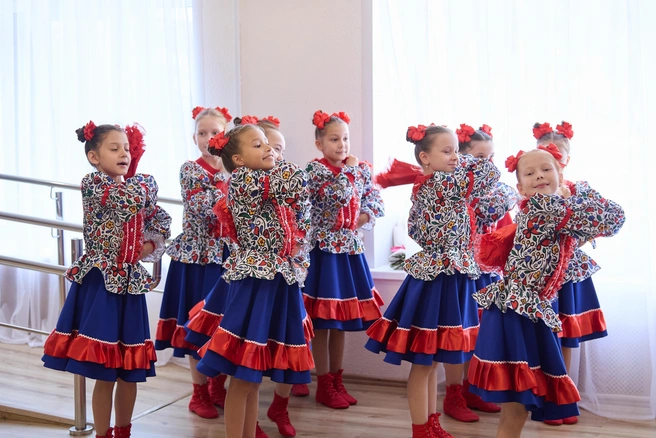 Для гостей станцевали дети в национальных костюмах | Источник: Дмитрий Айбатов