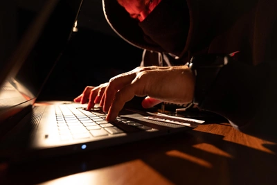 Мошенники похитили 16 млн у вдовы участника СВО