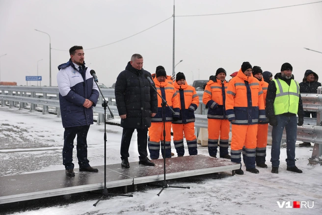 Погода не особо благоприятствовала совещанию на открытом воздухе | Источник: Алексей Волхонский / V1.RU