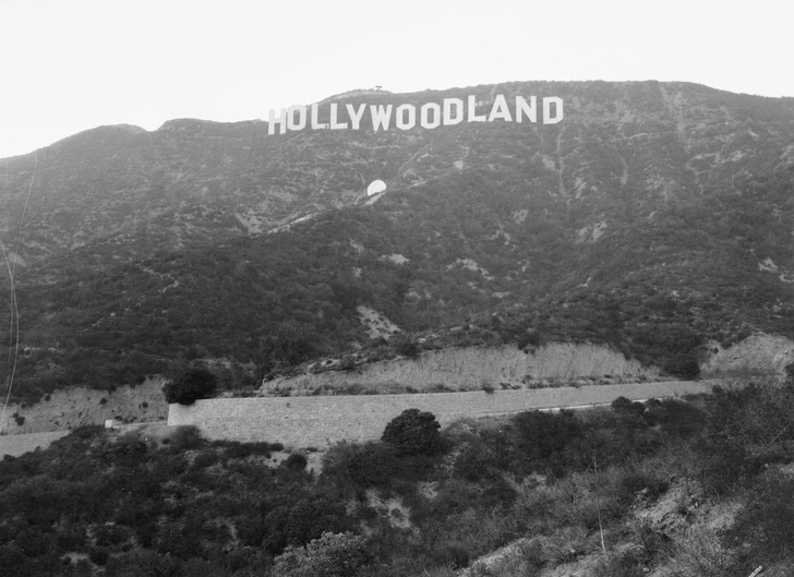 Так выглядел оригинальный знак HOLLYWOOD в 1930-е годы. | Источник: Getty Images