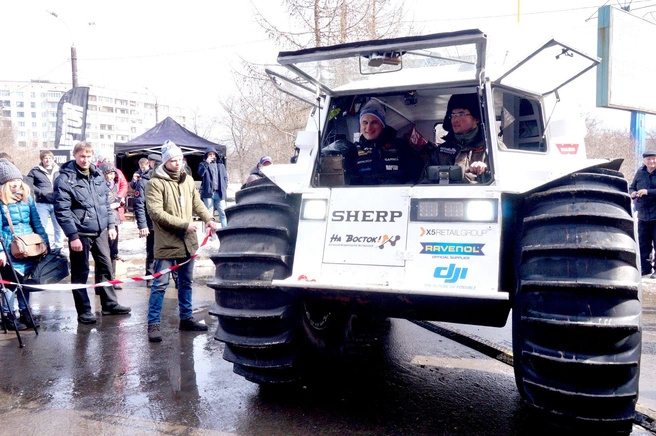 В экспедиции «На восток!» участвуют восемь человек