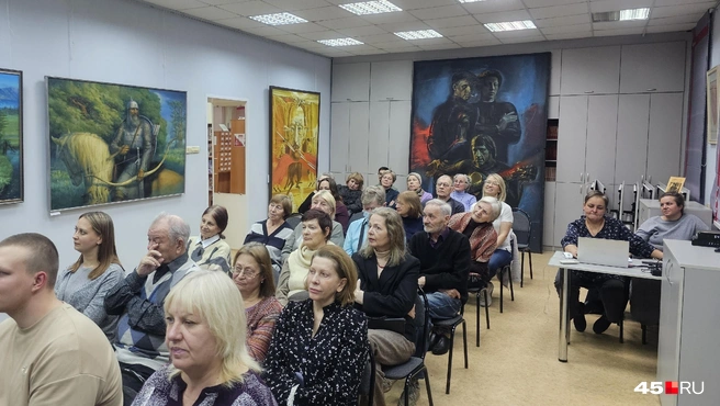 На открытие выставки пришли друзья, коллеги Бориса Орехова и поклонники его таланта | Источник: Дарья Никитченко / 45.RU