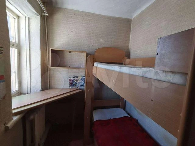 В этой комнатушке жили дети, судя по всему | Источник: Avito.ru
