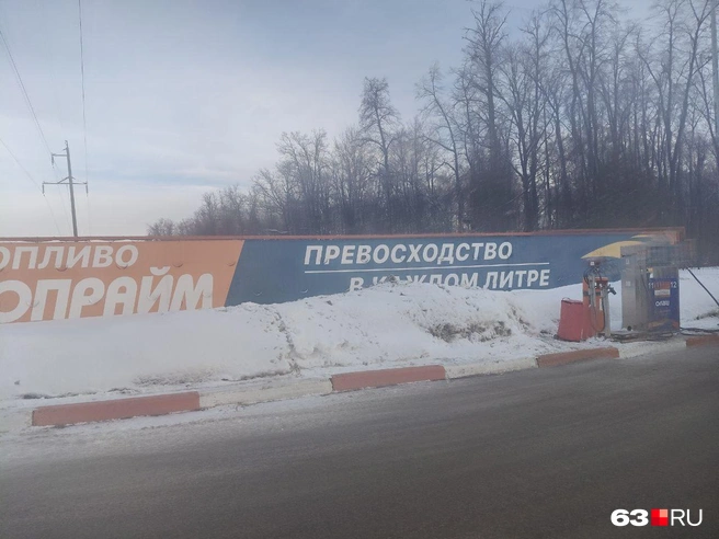 В этом сугробе и нашли виновника ЧП | Источник: Наталья Артякова / 63.RU