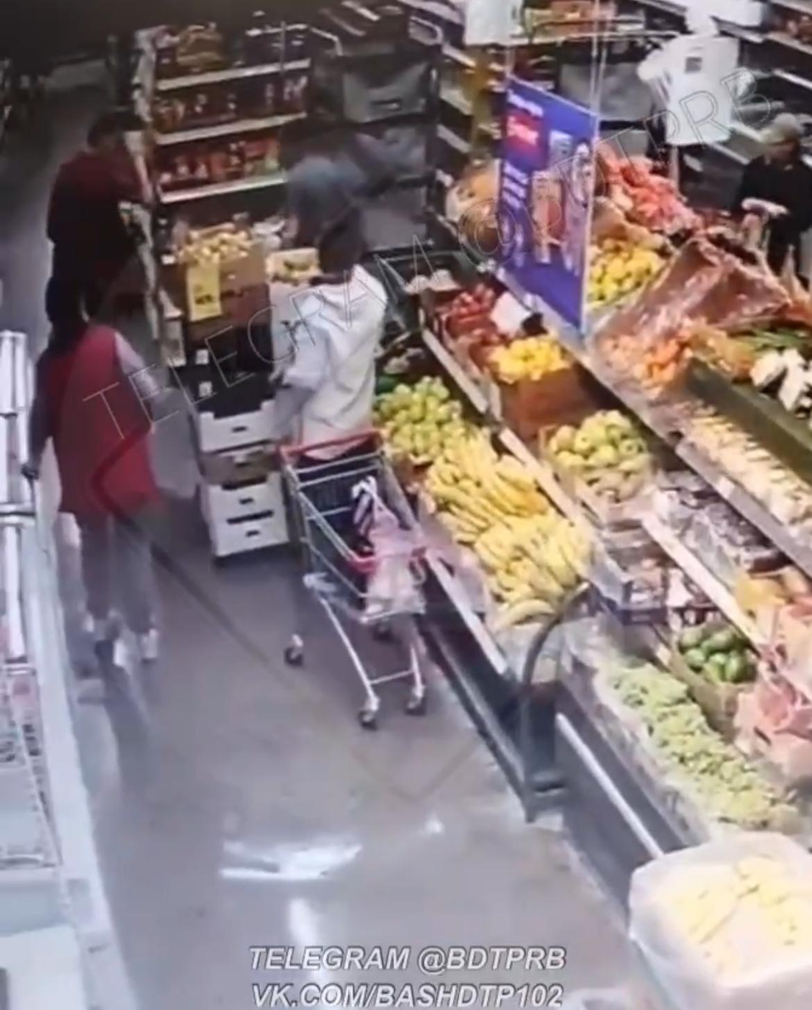 Мужчина с ножом напал на продавца в магазине под Уфой — видео