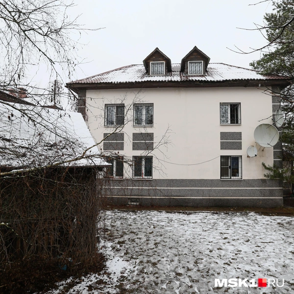 Во дворе есть беседка, но гуляющих по участку детей соседи никогда не видели | Источник: Артем Устюжанин / MSK1.RU