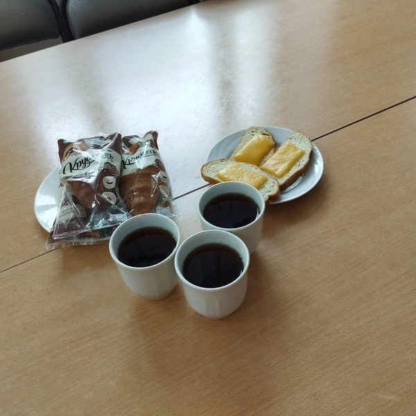 Есть в буфетном меню круассан, напиток и горячий бутерброд | Источник: gortorgofficial / vk.com