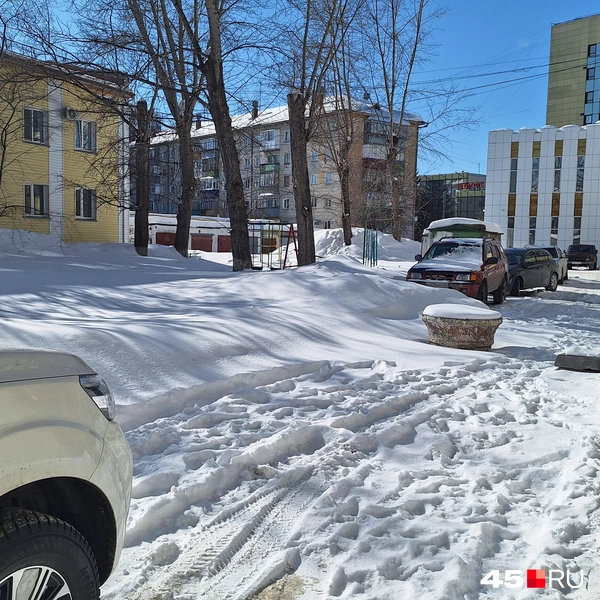 Сквозной проезд здесь перегорожен, поэтому чище лишь с одной половины дороги во дворе дома | Источник: Александр Лисихин / 45.RU 