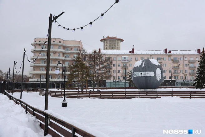 Горожане считают, что площадь Бухгольца давно пора привести в порядок | Источник: Евгений Софийчук / NGS55.RU