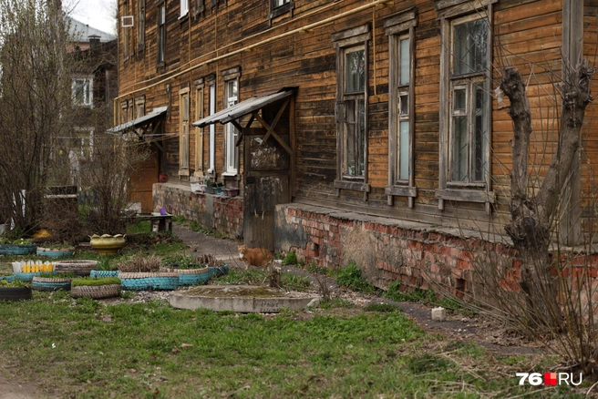 Вокруг дома лежат выпавшие из фундамента кирпичи | Источник: Александр Куренной / 76.RU