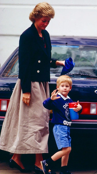 Принцесса Диана с принцем Гарри в Лондоне, сентябрь 1988