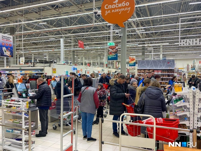 На кассах самообслуживания народу еще больше | Источник: Наталья Баранова / NN.RU