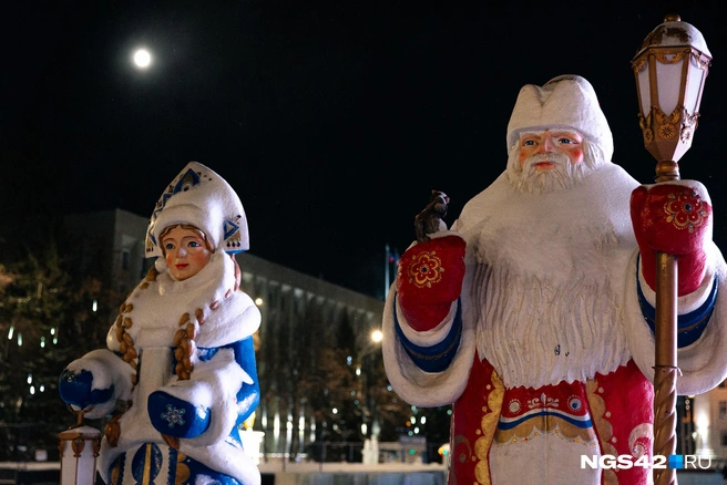 Свой пост приняли и Дед Мороз со Снегурочкой&nbsp;— следят за новогодним настроением в городе | Источник: Максим Серков / NGS42.RU