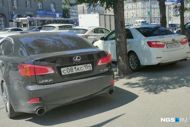 Чем руководствовались автолюбители, когда парковали здесь машины — остается только гадать | Источник: читатель НГС