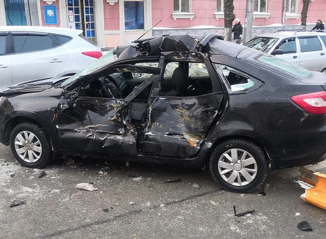 Полиция опубликовала фото с места аварии на Первомайском проспекте | ya62.ru