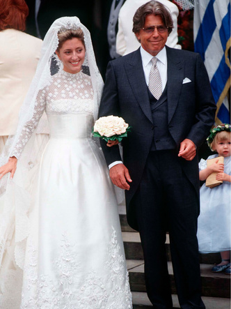 Фото №25 - Платья-близнецы: 15 слишком похожих свадебных нарядов королевских особ