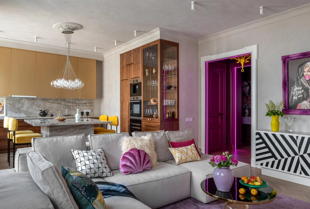 Гостиная. Декоративное покрытие на стенах и потолке, KamenevGroup. Диван, Boca Room. Ковер, Kover.ru. Декоративные подушки, Alberta Decor и Marilux. Декор, Izzi decor, Sand Vintage и галерея «Цветы и птицы». | Источник: Максим Канакин. Стиль: Алена Варникова