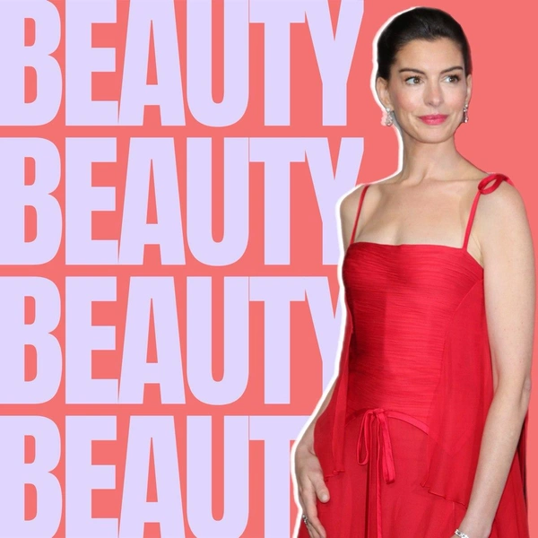 Красное платье и розовая помада — формула яркого образа на осень 2025 от Энн Хэтэуэй | Источник: theGirl