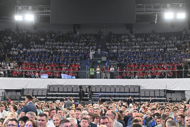 Триколор на трибунах, флаги в руках  | Источник: Максим Воробьев