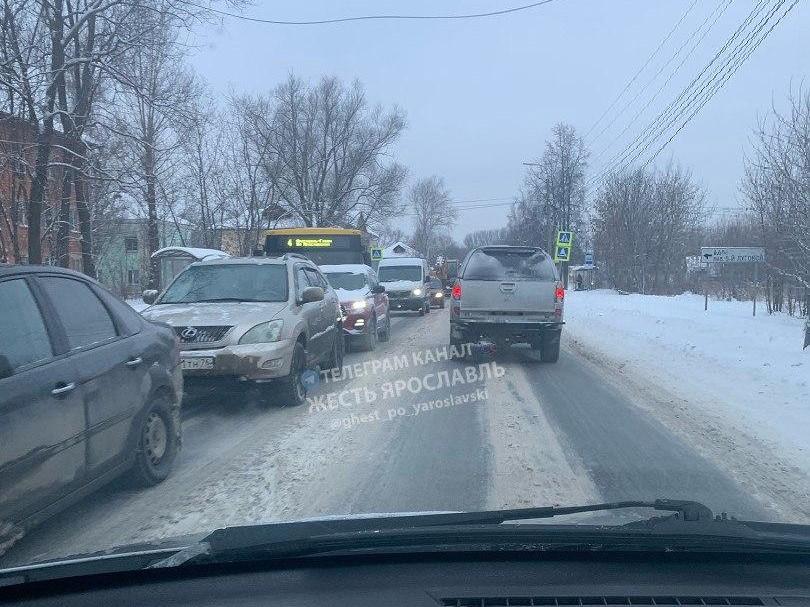 «Это ужас»: в Ярославле растянулась многокилометровая пробка. В чем причина 