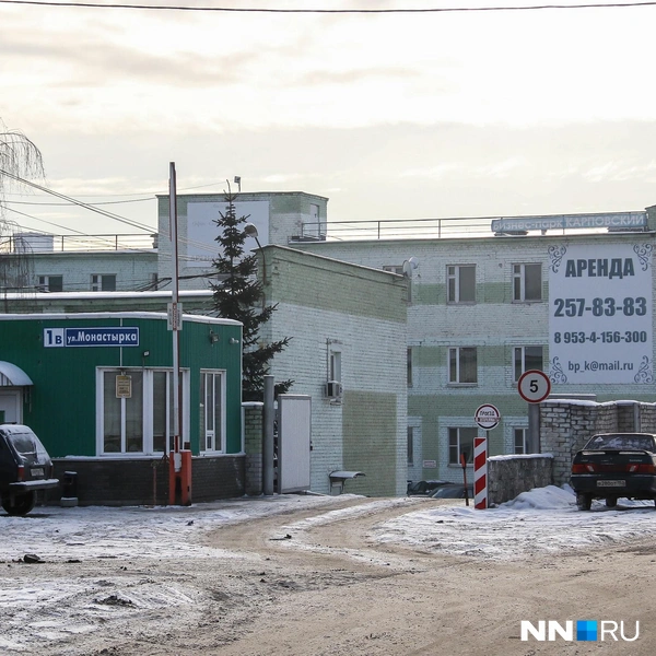 А в этом большом здании когда-то была поселковая школа | Источник: Наталья Бурухина / NN.RU