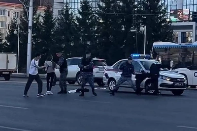 На Юрюзани сняли драку с похожими на росгвардейцев