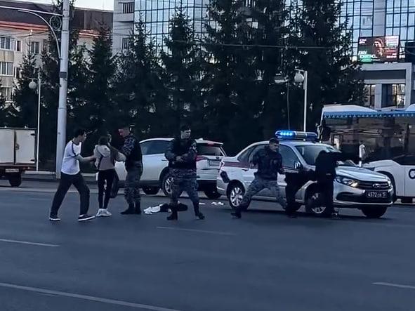 В сети появилось видео драки с участием людей, похожих на росгвардейцев