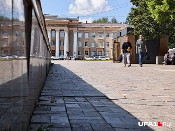 У основания отходит плитка | Источник: Булат Салихов / UFA1.RU