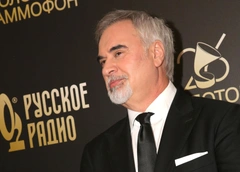 «Не выходил из машины, пока местность не осмотрела охрана»: в РФ Меладзе увиделся с мамой и посетил могилу отца