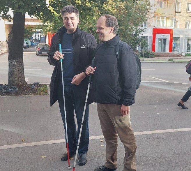 Алексей слева на фотографии, по улицам он ходит с тростью | Источник: Предоставлено Алексеем Викторовым
