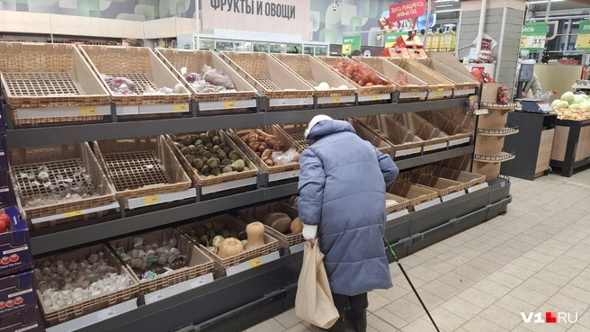 Лотки с овощами к вечеру 31 декабря практически опустели | Источник: Тимофей Крылов / V1.RU