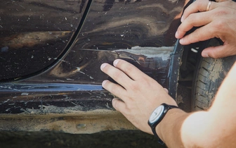 Почему на белом авто царапины черные, а на черном — белые?