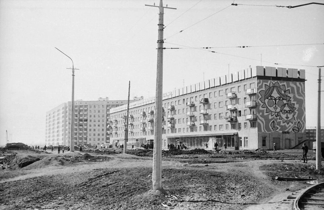 Стену дома с красивым узором на улице Тореза загородила пристройка-ТЦ | Источник: Анатолий Шиша / pastvu.com