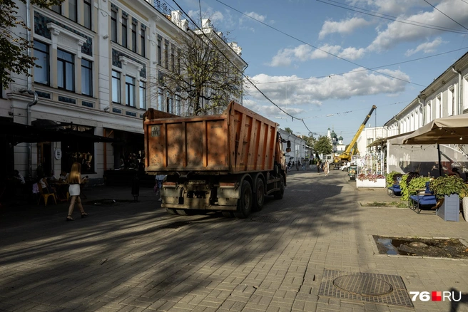 Временно Кирова стала проезжей частью. КАМАЗ не сигналит прохожим, а просто едет по своим делам  | Источник: Александр Куренной / 76.RU