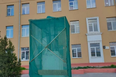 В Волгограде спрятали под сеткой разваливающийся памятник Калинину