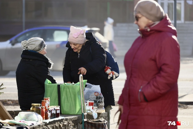 Бабушки поскромнее расставляют товар на бордюрах | Источник: Наталья Лапцевич