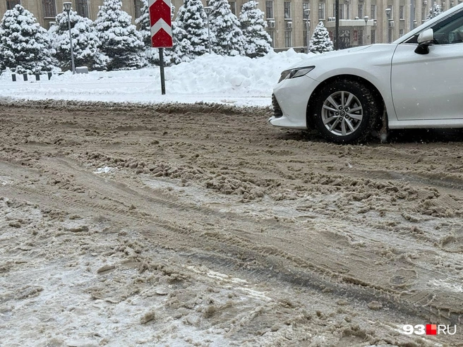 Второй день подряд автомобилистам в Краснодаре приходится несладко | Источник: Валерия Дульская / 93.RU