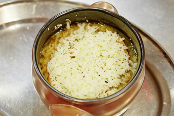 Последнее блюдо для Мазарини: история и рецепт французского лукового супа