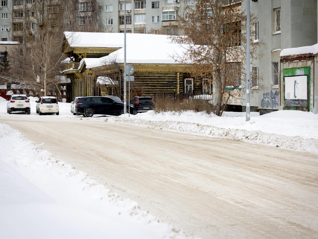 Несмотря на уборку, на проезжей части остаётся колея. | Источник: Владислав Лоншаков / E1.RU