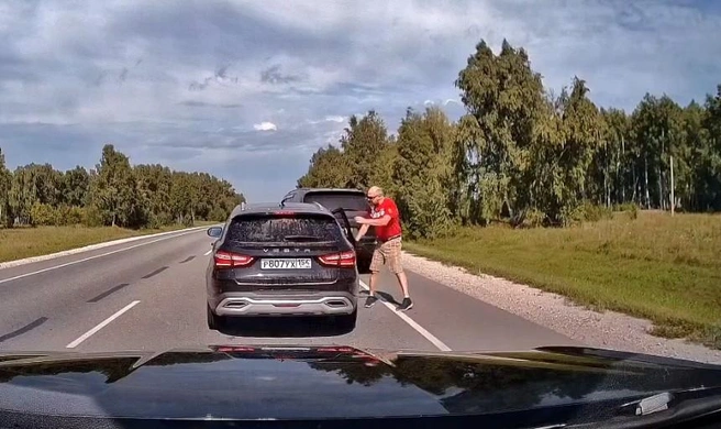 Водитель внедорожника напал на пассажира «Лады» | Источник: «АСТ-54» / «ВКонтакте»