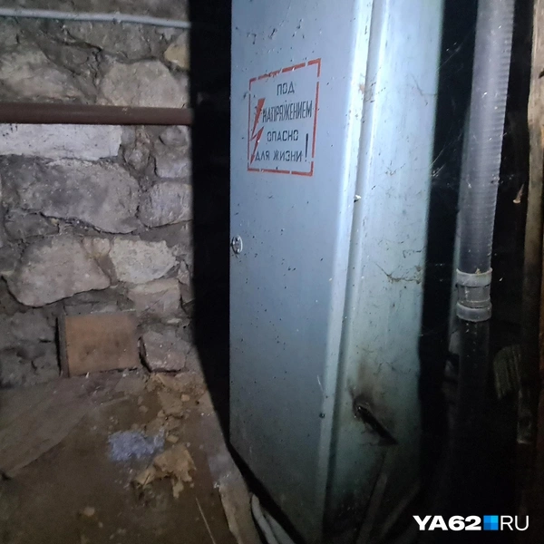 Напротив протекающей канализационной трубы установлен электрический щит | Источник: Светлана Коновалова / YA62.RU