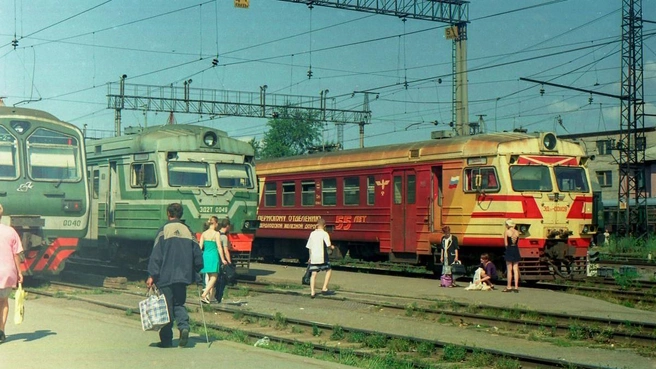 Поезд ЭД2Т в исторической окраске на вокзале Пермь II в июле 2001 года | Источник: sergius-221 / railgallery.ru
