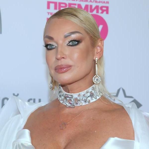 Закинула ноги на спинку чужого сиденья, опоздала на перронный автобус: Волочкову засняли во время полета в самолете