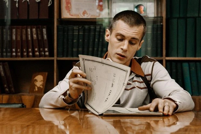 Иван Янковский играет следователя | Источник: кадр со съемок сериала «Фишер»