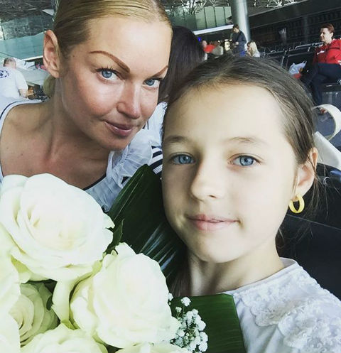 Анастасия Волочкова с дочерью выбирают одинаковые наряды