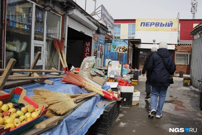 Рынок на остановке «Комсомольская» | Источник: Стас Соколов / NGS.RU